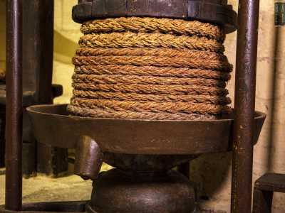 ... che finiva nella vasca di raccolta ai piedi del macchinario